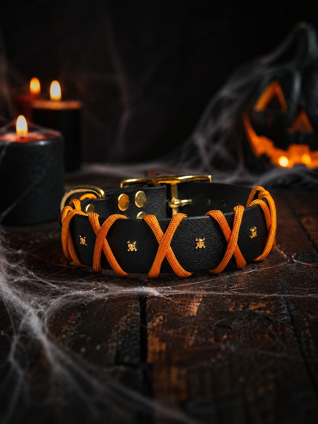 Collier pour chien Apu version Halloween : sangle noire, paracorde tressée et têtes de mort – Mama Killa